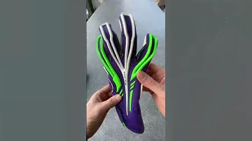 This new Limited Edition Goalkeeper Glove is... 😱🤯 #goalkeepergloves #guantidaportiere #guantes